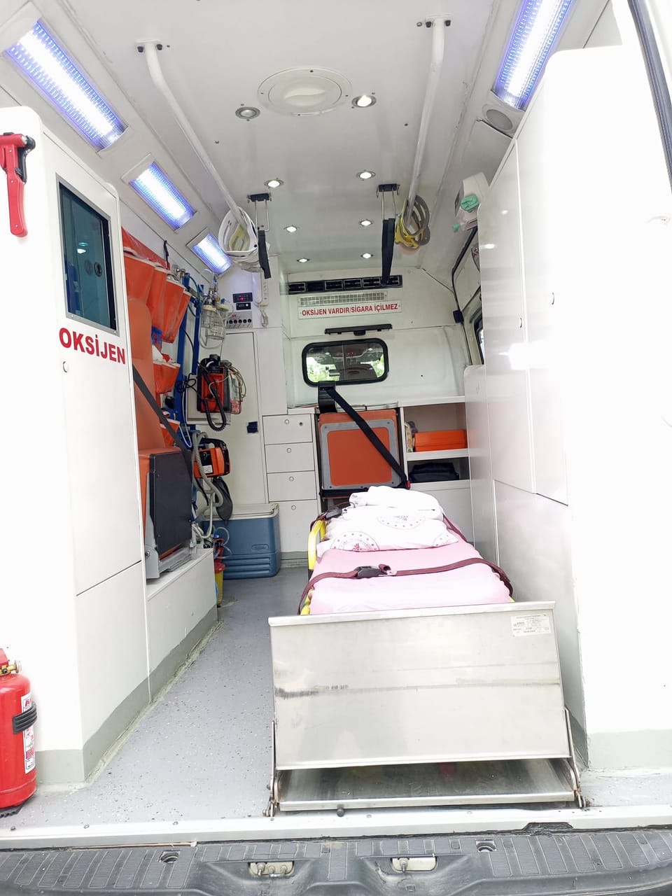 Ambulans hasta kabini: sedye, oksijen dolabı ve sabitleme düzeni